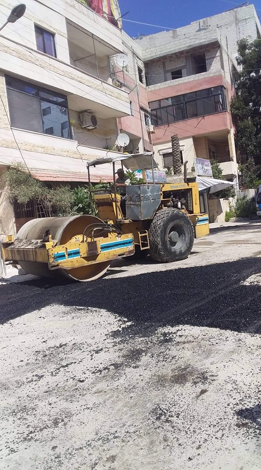 أعمال ترميم الحفر بالمجبول الزفتي في حي بساتين الريحان