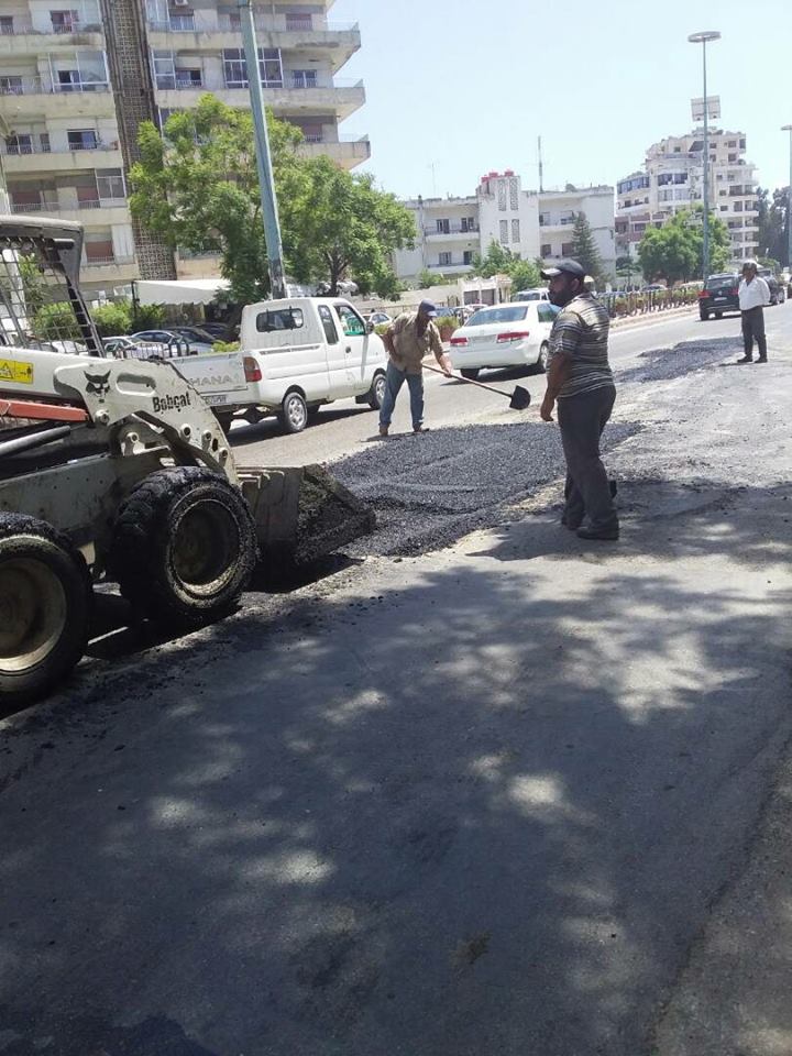 ترميم الحفر في عدد من شوارع المدينة