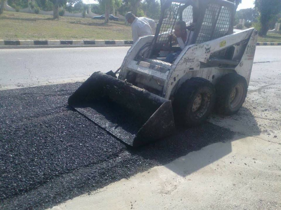 صيانة طريق الشاطئ بالمجبول الزفتي