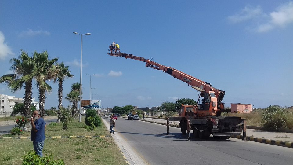 صيانة أجهزة الإنارة على طول طريق الشاطئ الأزرق