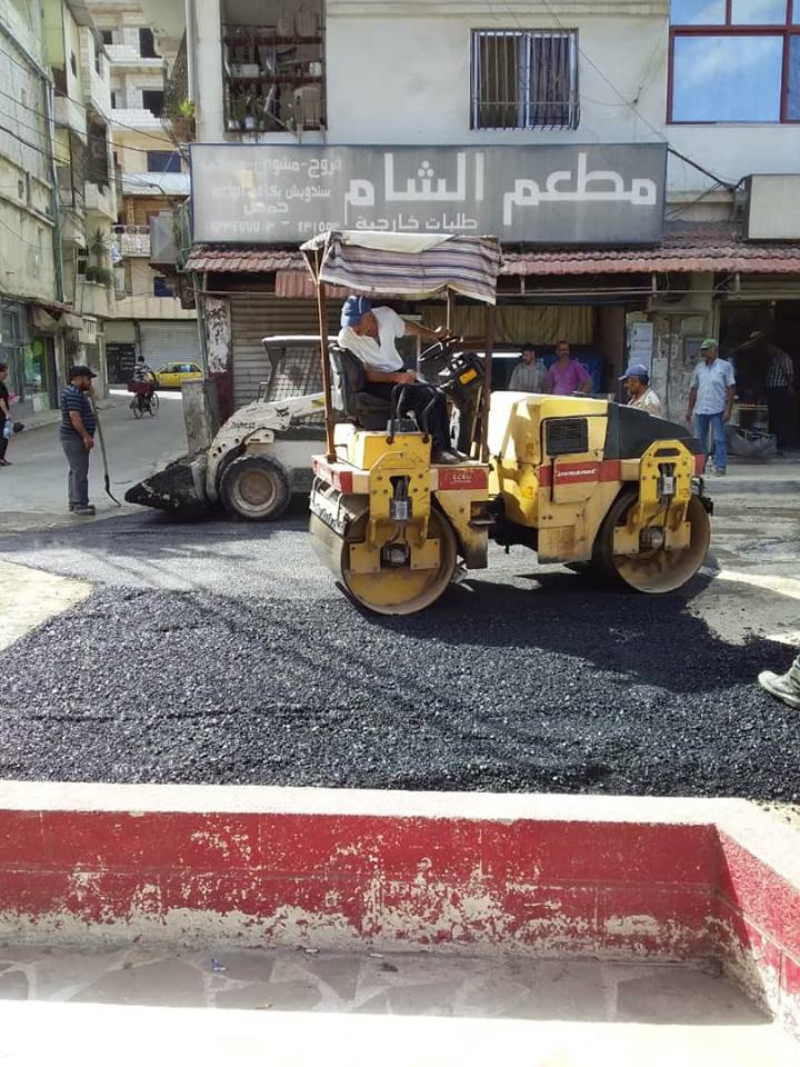 أعمال صيانة و تزفيت في شوارع المدينة