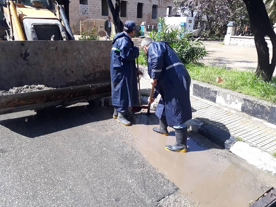 أعمال شطف و تنظيف على الكورنيش الغربي