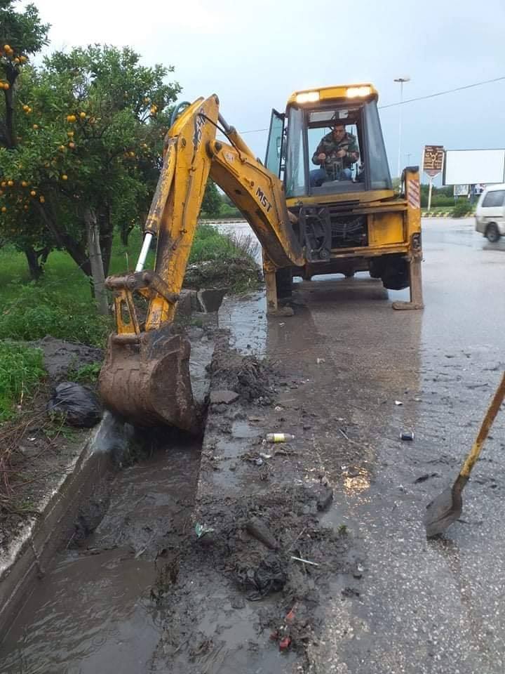  تعزيل فوهات ورفع حجر الرصيف في الشارع الموازي لنزلة الجمارك