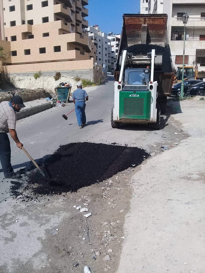 أعمال ترميم للحفر في عدد من أحياء المدينة